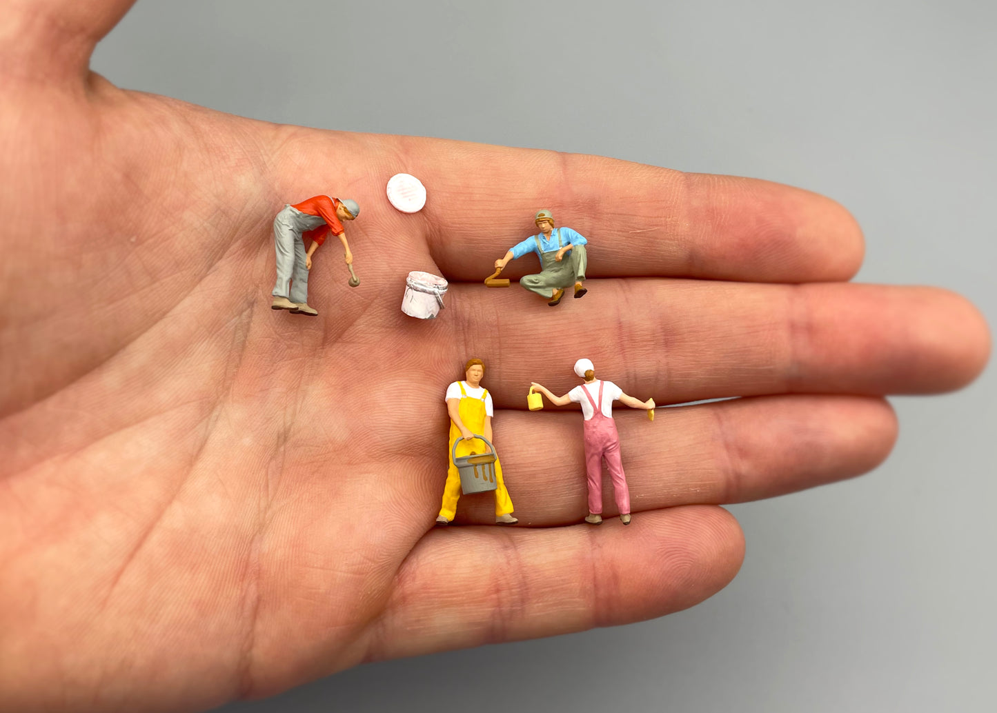 4 Painters / Decorators Miniature Figures and Paint Can. 1:64 Scale