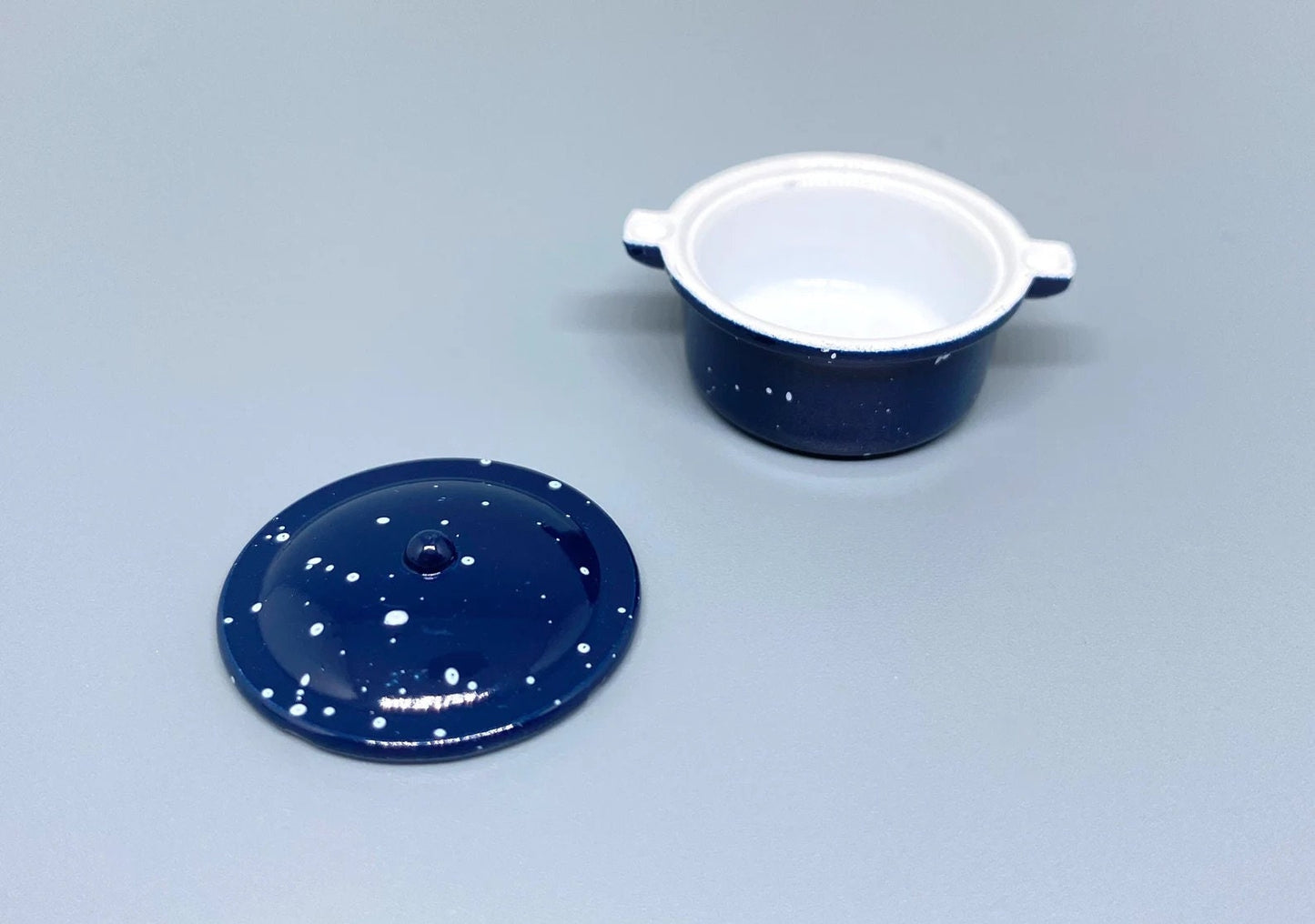 Miniature Spotted Pot Blue 1:12 Scale Dollhouse Detail