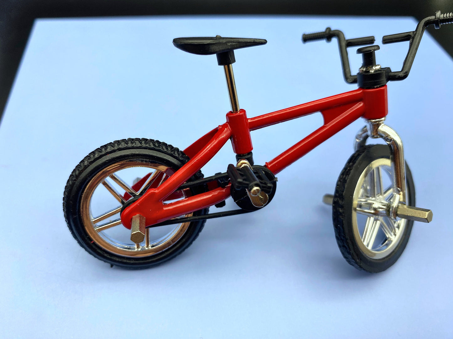 Vélo BMX rouge miniature à l'échelle 1:12. Accessoire de maison de poupée modèle