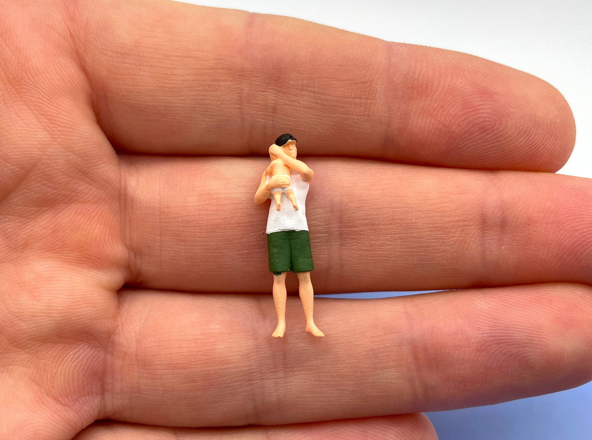 Miniature Mother with Child Figure 1:64 Scale Human Model