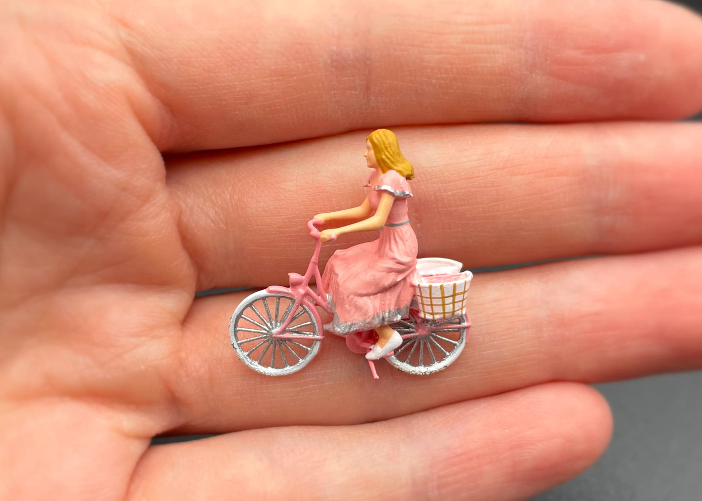 Bicycles and Bike Riders 1:64 Scale Mountain Road Bikes Miniature Figures