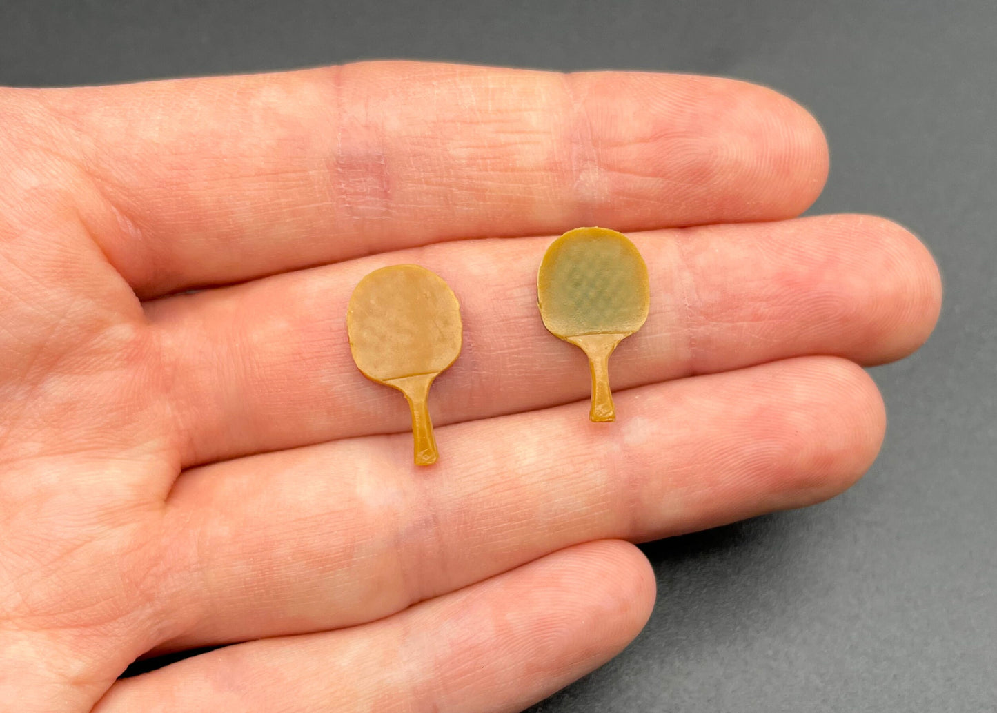 2 Ping Pong Racket and 2 Balls Miniature Dollhouse Accessories Game Sports 1:12 Scale