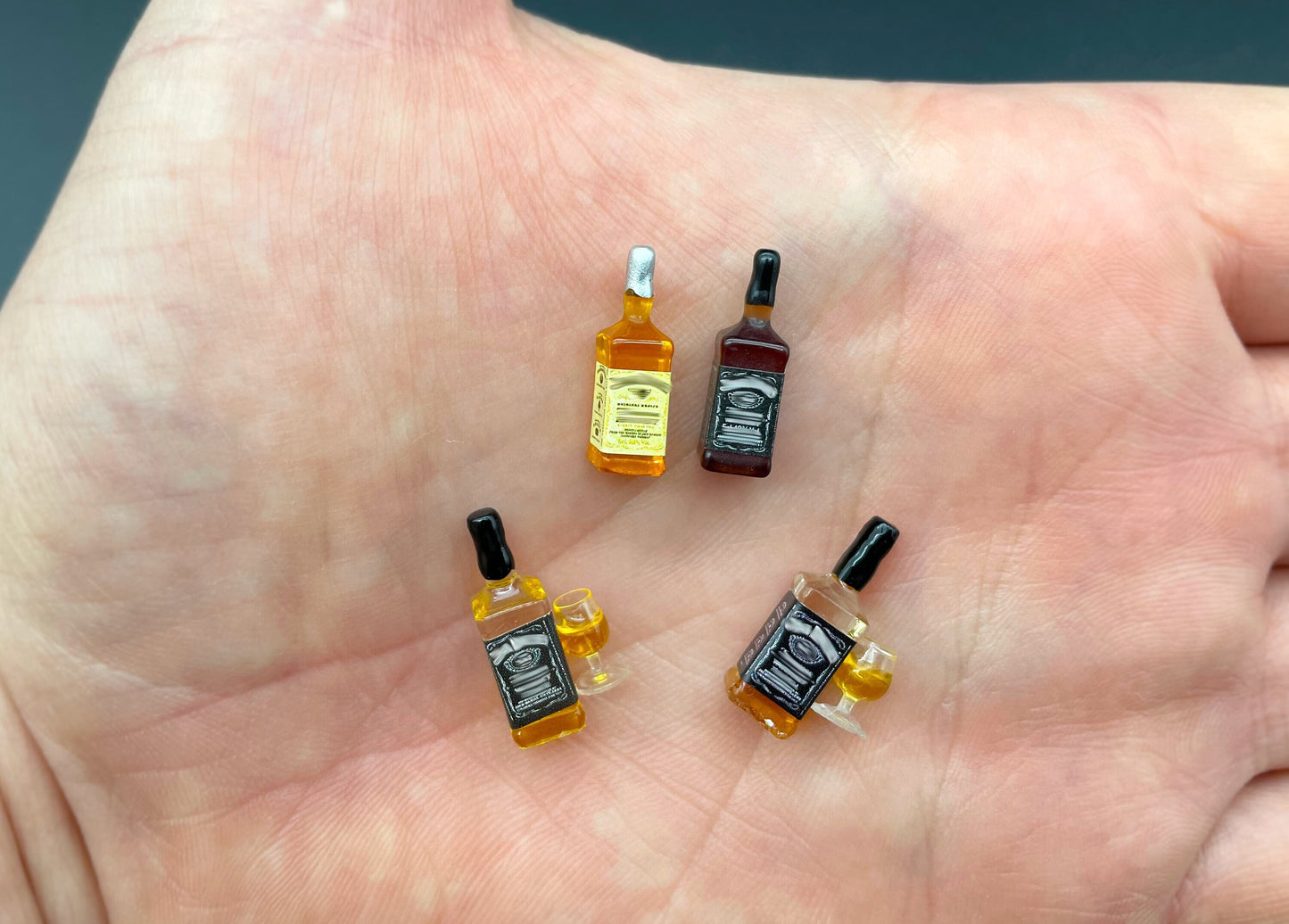 Miniature Whiskey Bottles Drink Glasses 1:24 Scale Dollhouse Kitchen Accessories