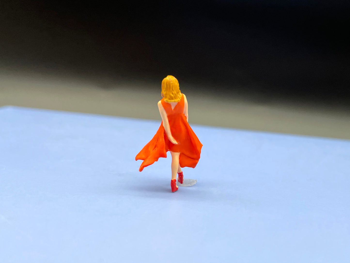 Women in Flowing Dress. Miniature Human Figures. 1:64 Scale