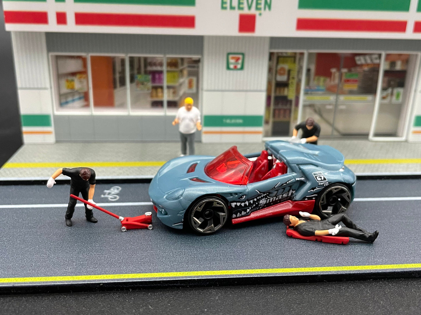 Miniature Car Mechanic Figure 1:64 Scale Human Model