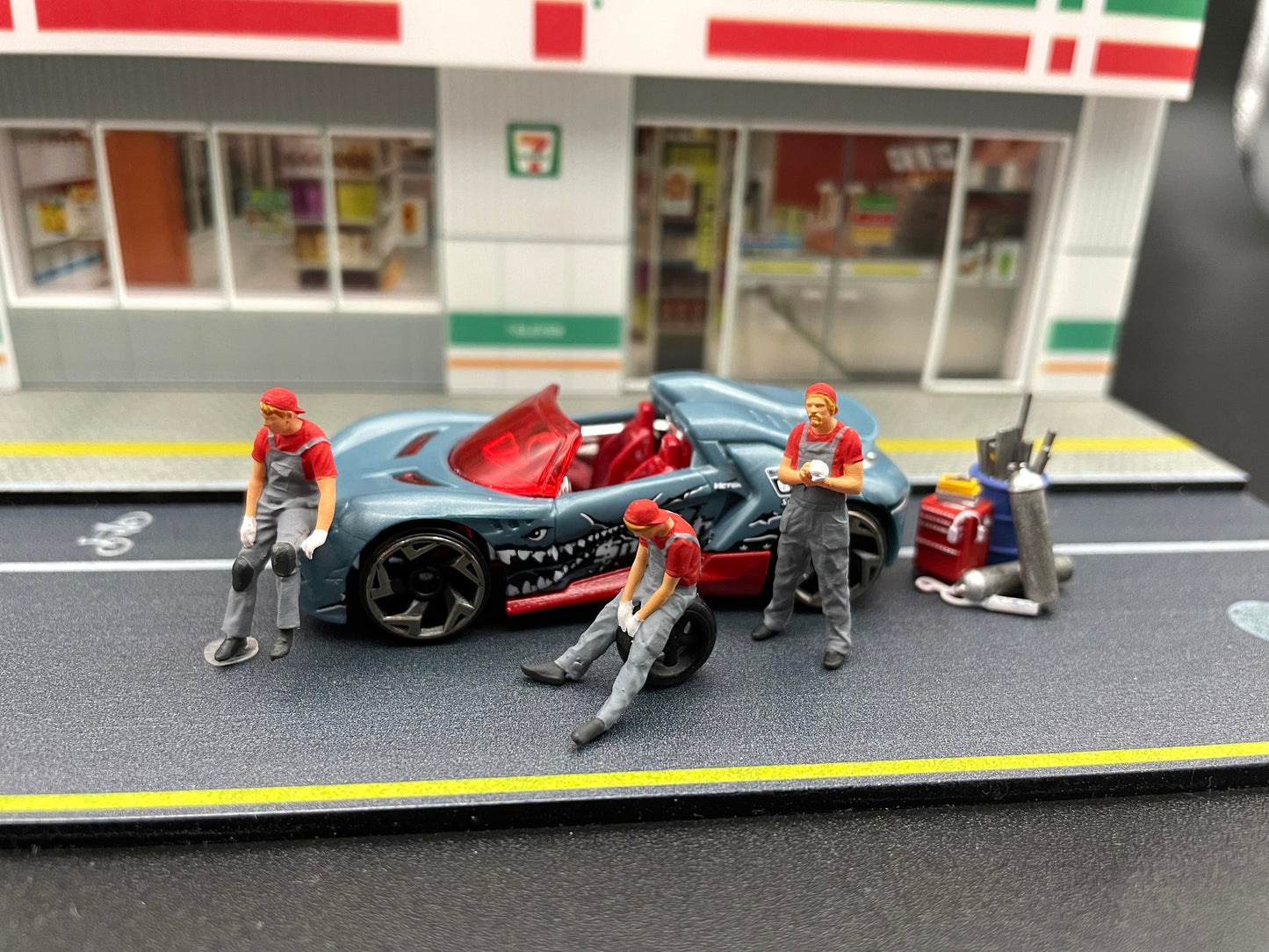 Miniature Auto Mechanic Figures 1:64 Scale Side View