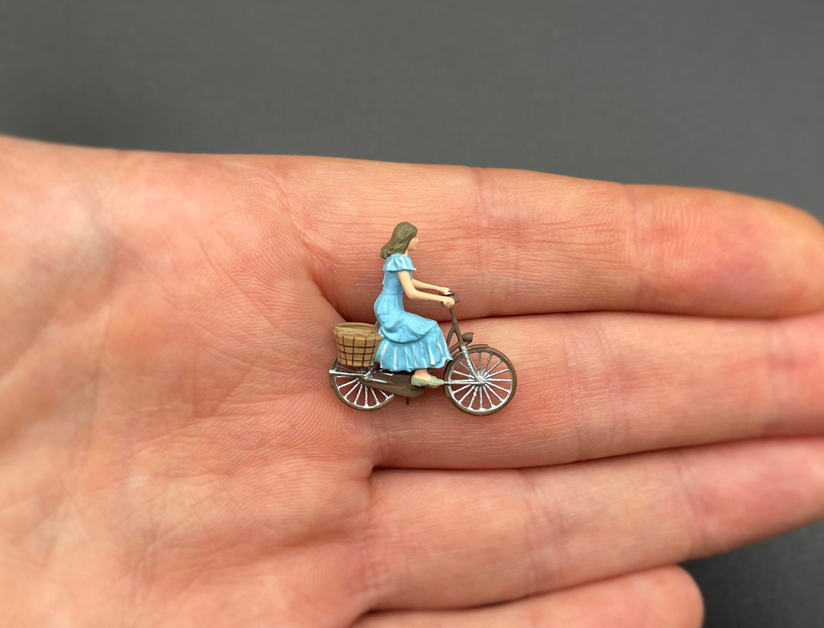 Bicycles and Bike Riders 1:64 Scale Mountain Road Bikes Miniature Figures
