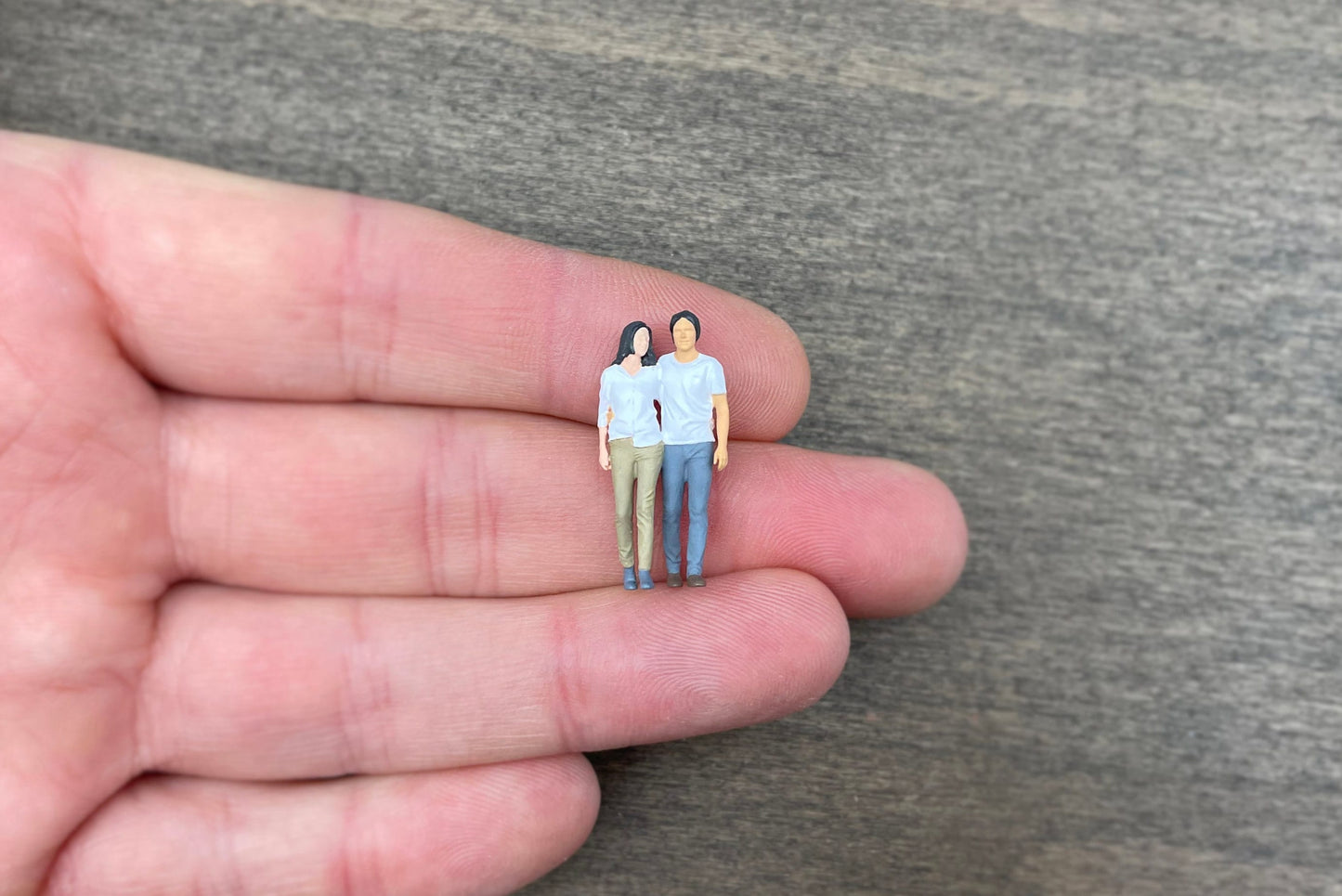 Walking Couples and Injured Man Miniature Figures 1:64 Scale