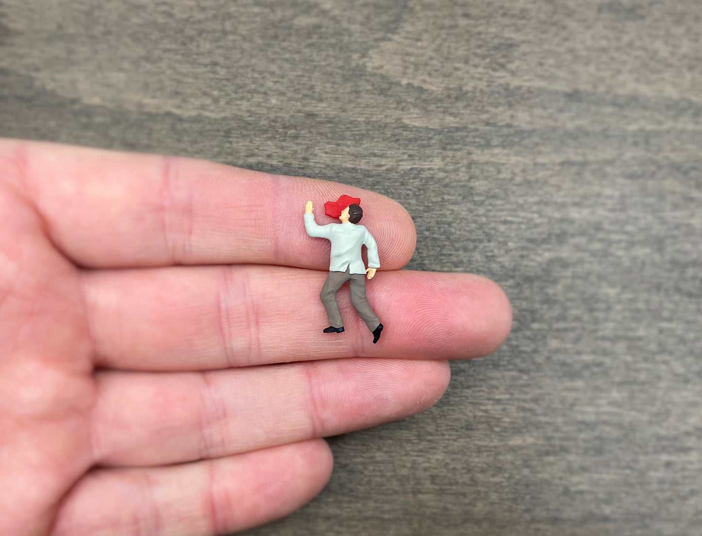 Walking Couples and Injured Man Miniature Figures 1:64 Scale