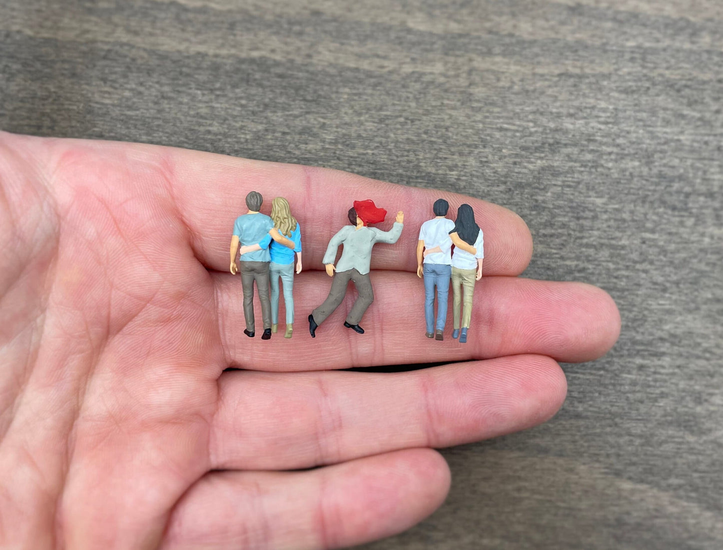 Walking Couples and Injured Man Miniature Figures 1:64 Scale