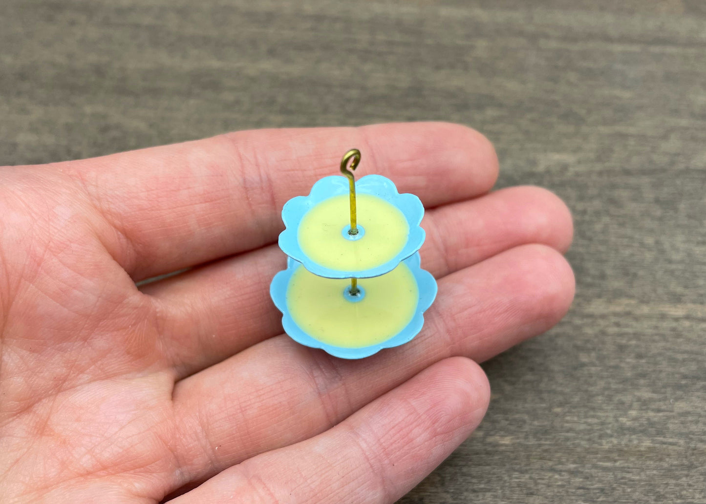 Miniature Cake Stand and Baking Tin. Dollhouse Kitchen Cooking Accessories. 1:6/12 Scale