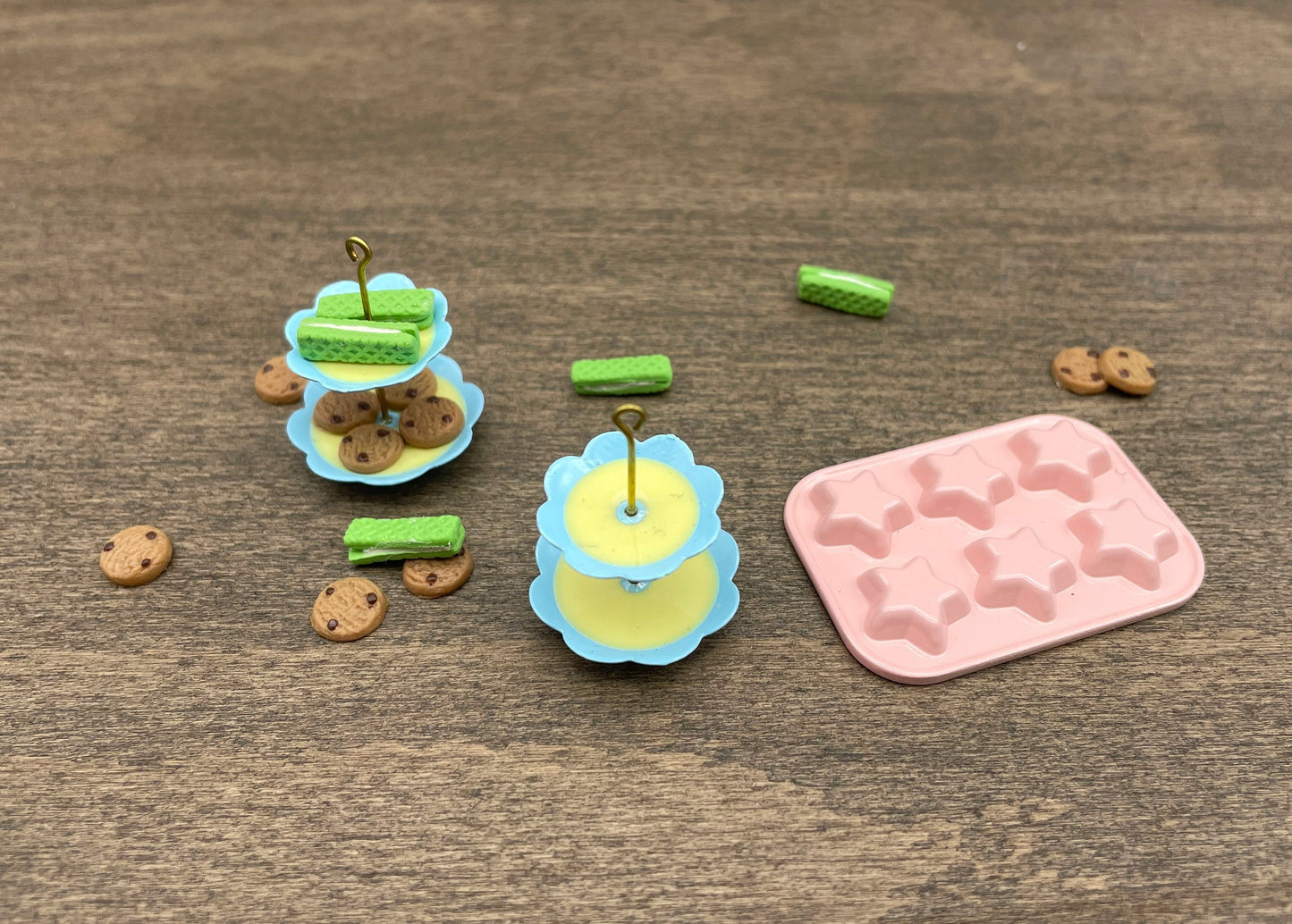 Miniature Cake Stand and Baking Tin. Dollhouse Kitchen Cooking Accessories. 1:6/12 Scale