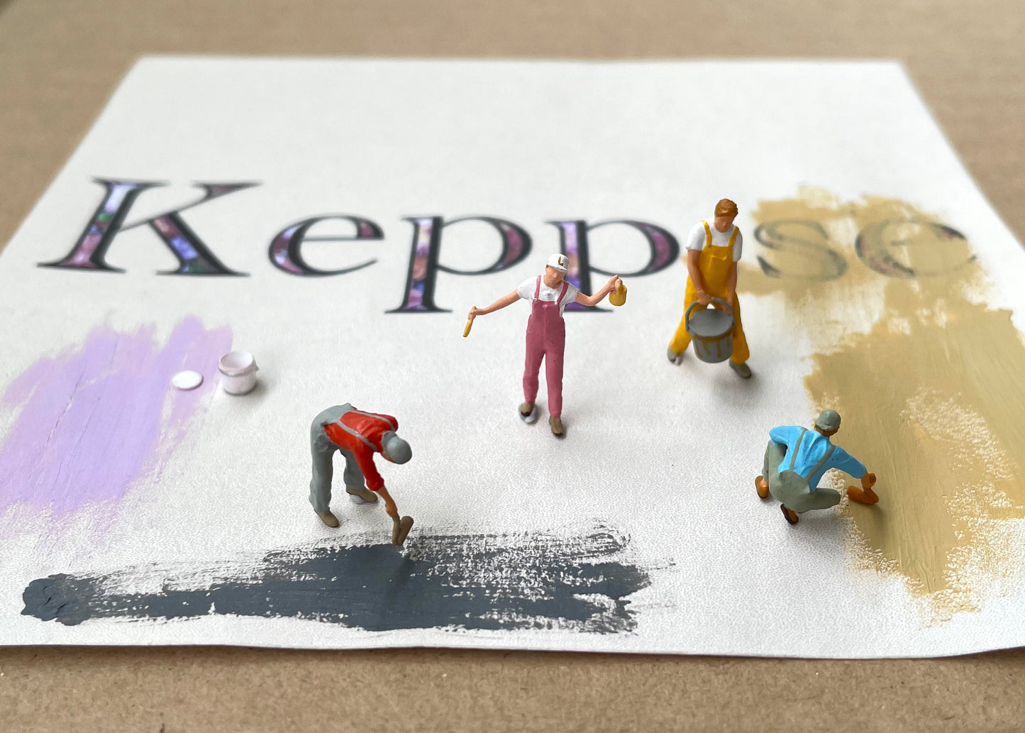 4 Painters / Decorators Miniature Figures and Paint Can. Realistic Human Models. 1:87 Scale