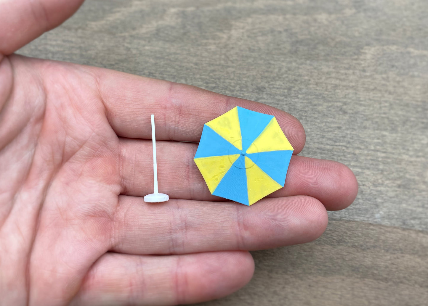 Miniature Beach Umbrella with Couple 1:64 Scale Figure