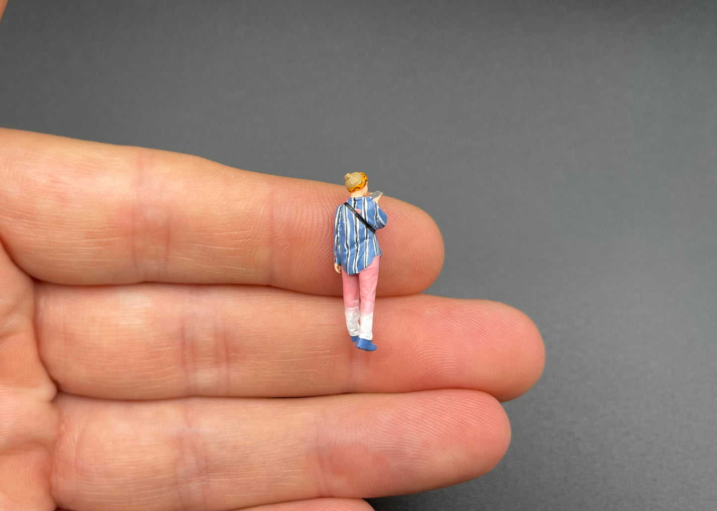 Stylish / Fashionable Girls. Miniature 1:64 Scale Figures