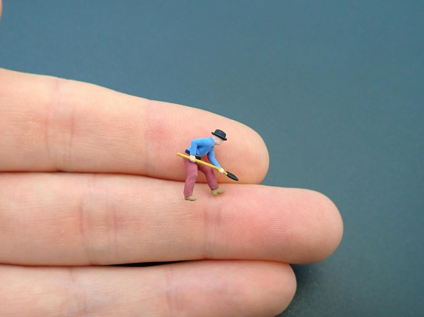 1:87 Scale Miniature Gardeners. Realistic Railway Model Figures