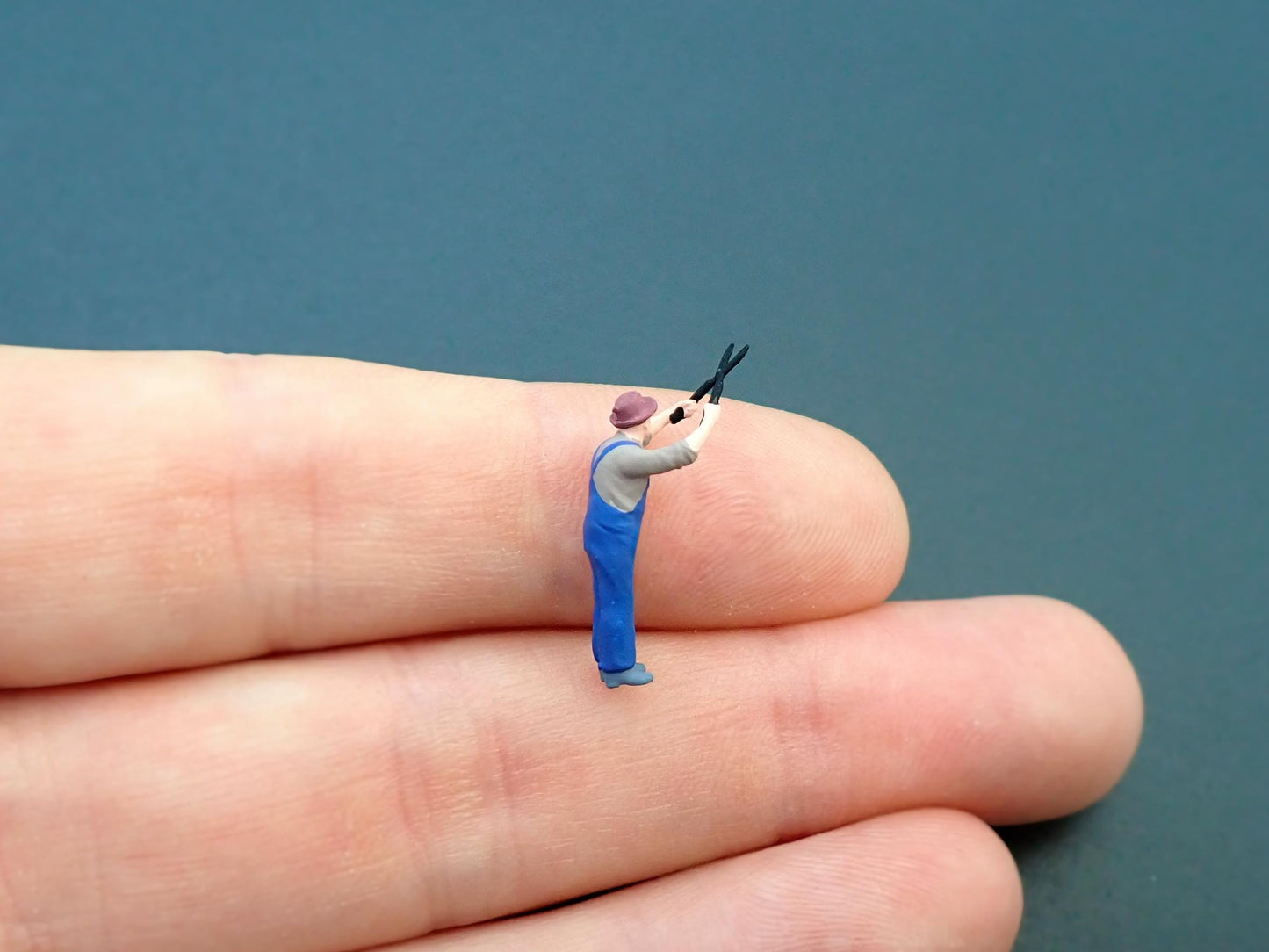1:87 Scale Miniature Gardeners. Realistic Railway Model Figures