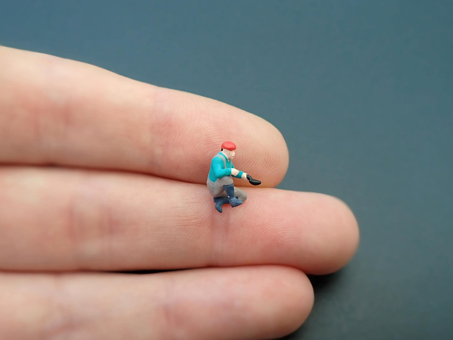 1:87 Scale Miniature Gardeners. Realistic Railway Model Figures