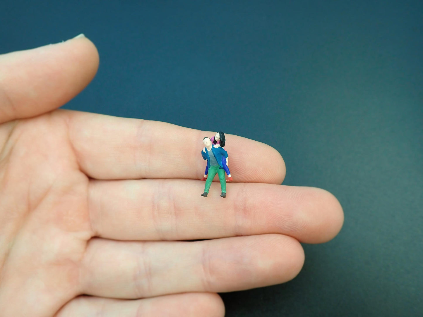 Miniature 1:87 Scale Happy Couples / Lovers.