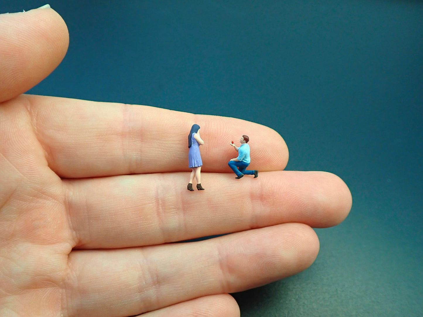 Miniature 1:87 Scale Happy Couples / Lovers.