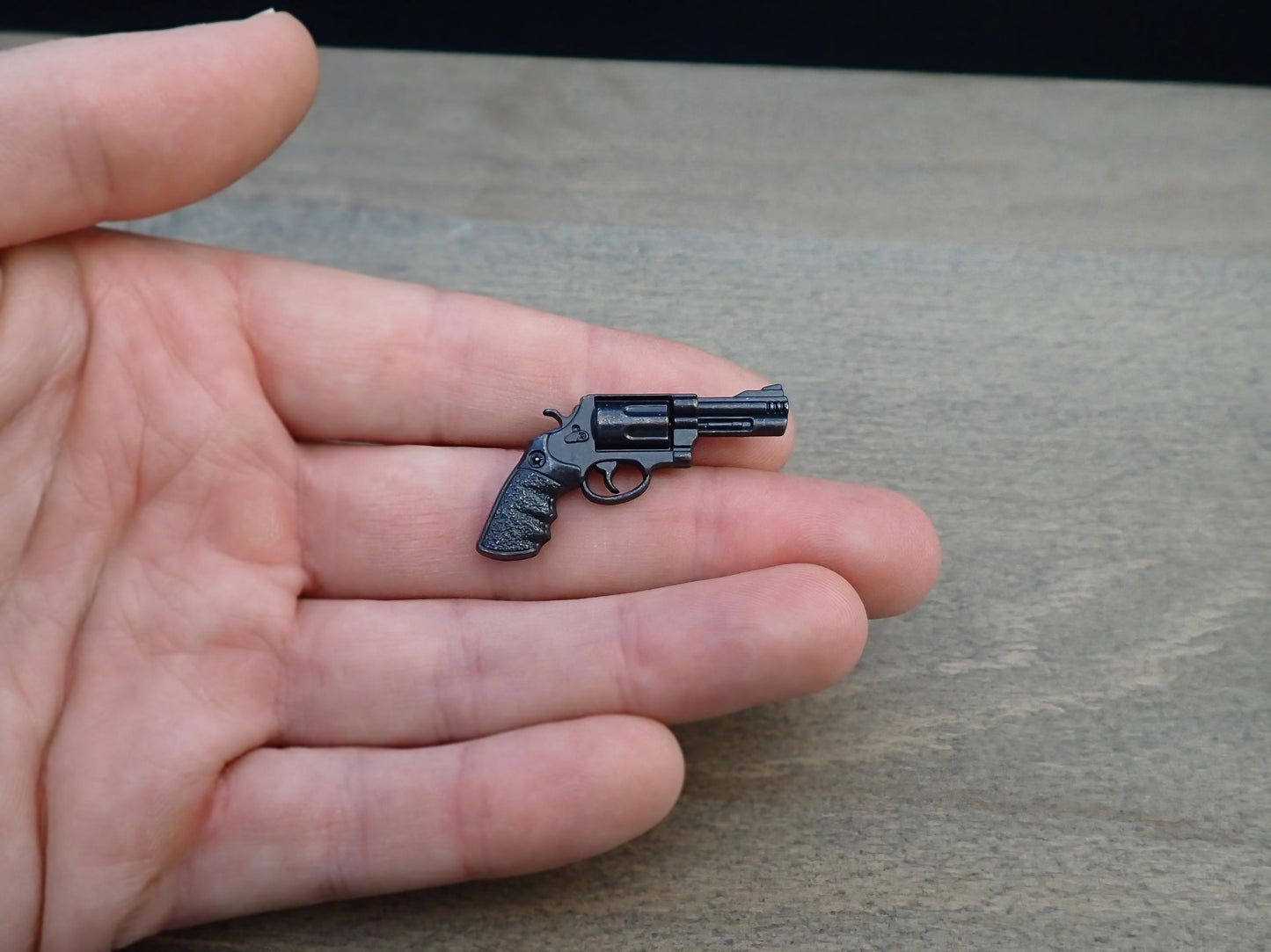 Miniature Hand Guns / Pistols. Dollhouse Model Accessories. 1:6 Scale