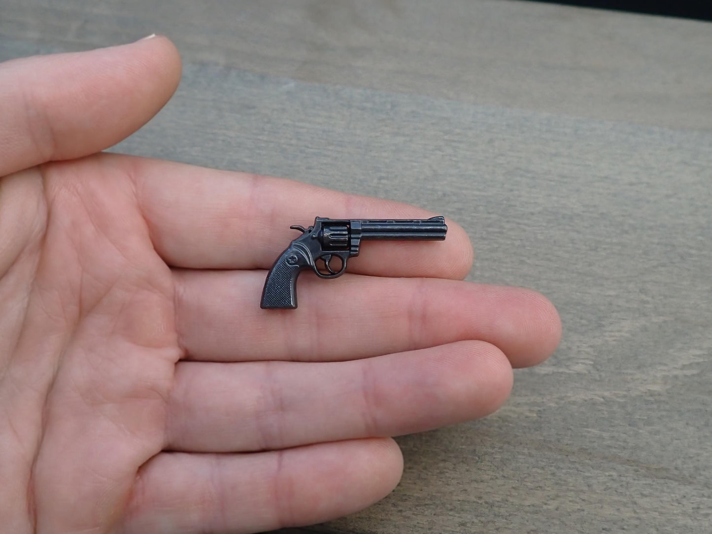 Miniature Hand Guns / Pistols. Dollhouse Model Accessories. 1:6 Scale