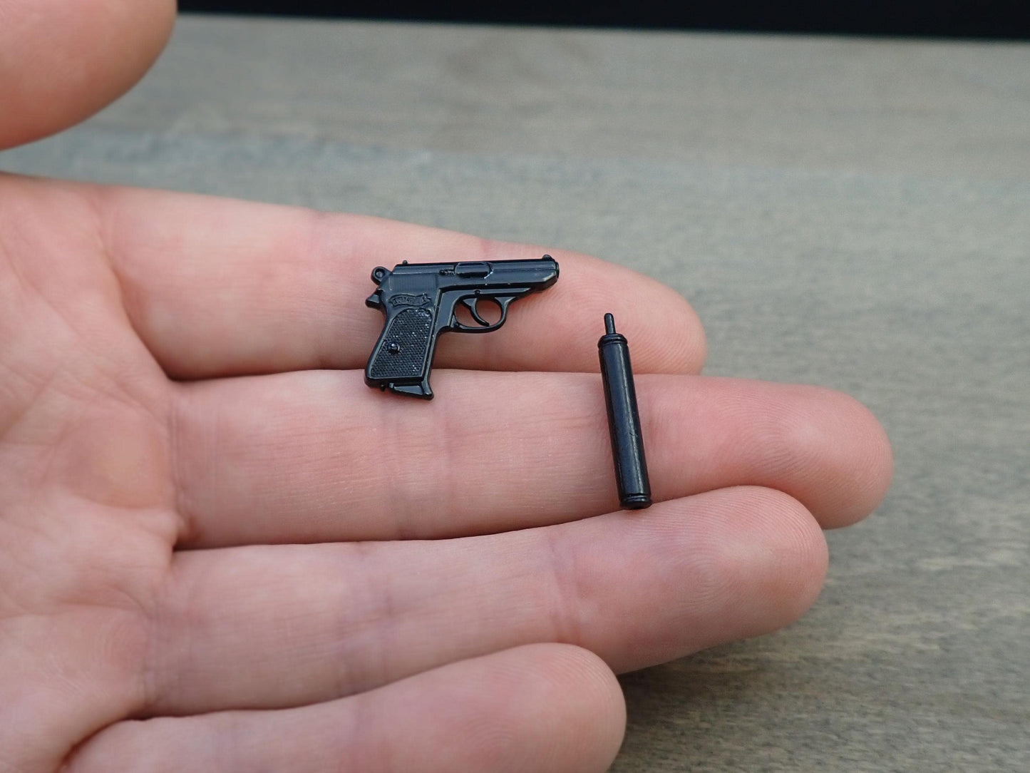 Miniature Hand Guns / Pistols. Dollhouse Model Accessories. 1:6 Scale