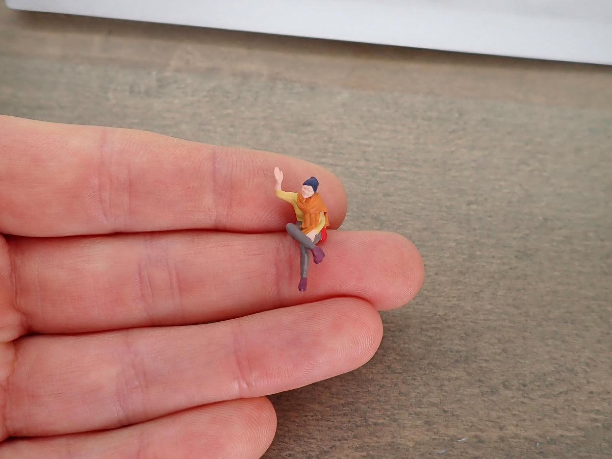 People Sat Down Miniature Realistic Figures 1:64 Scale Diorama Models