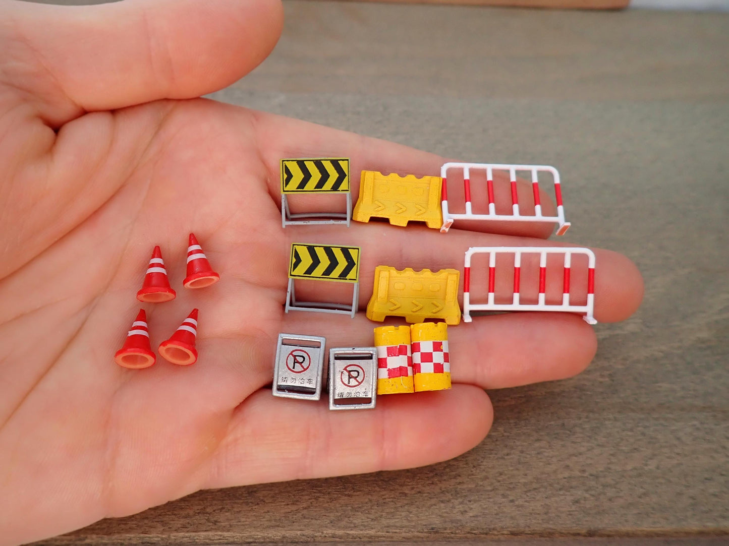 Miniature Road Construction Signs Traffic Cones Barriers 1:64 Scale Scale Comparison