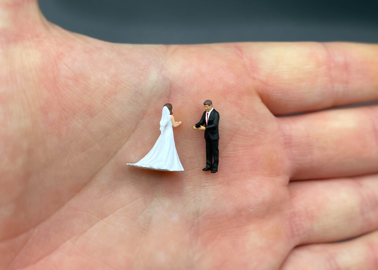 Miniature In Love Couple Figures Scale Comparison 1:64 and 1:87