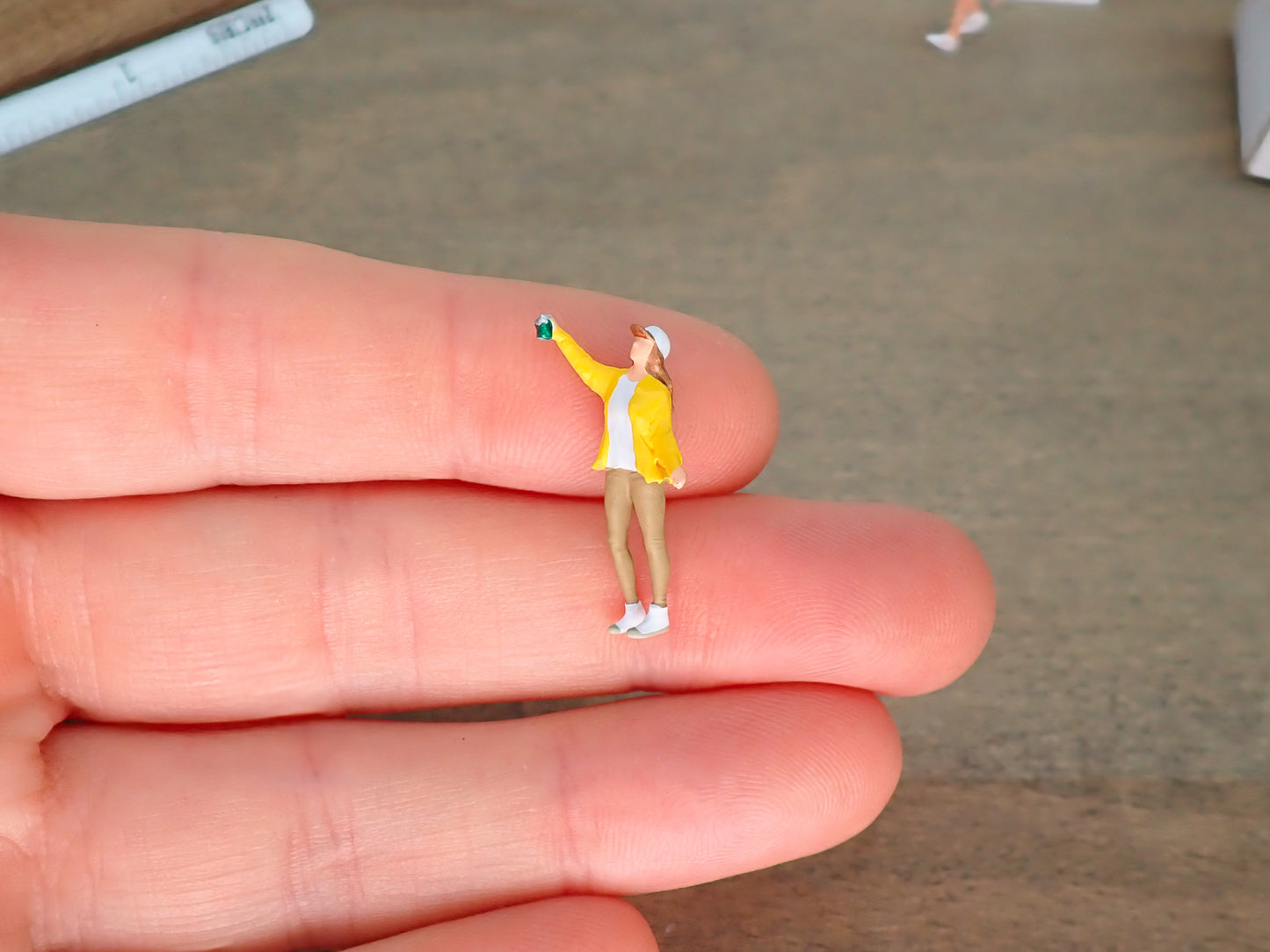 Miniature Graffiti Girl Artist 1:64 Scale Spray Painting Figure