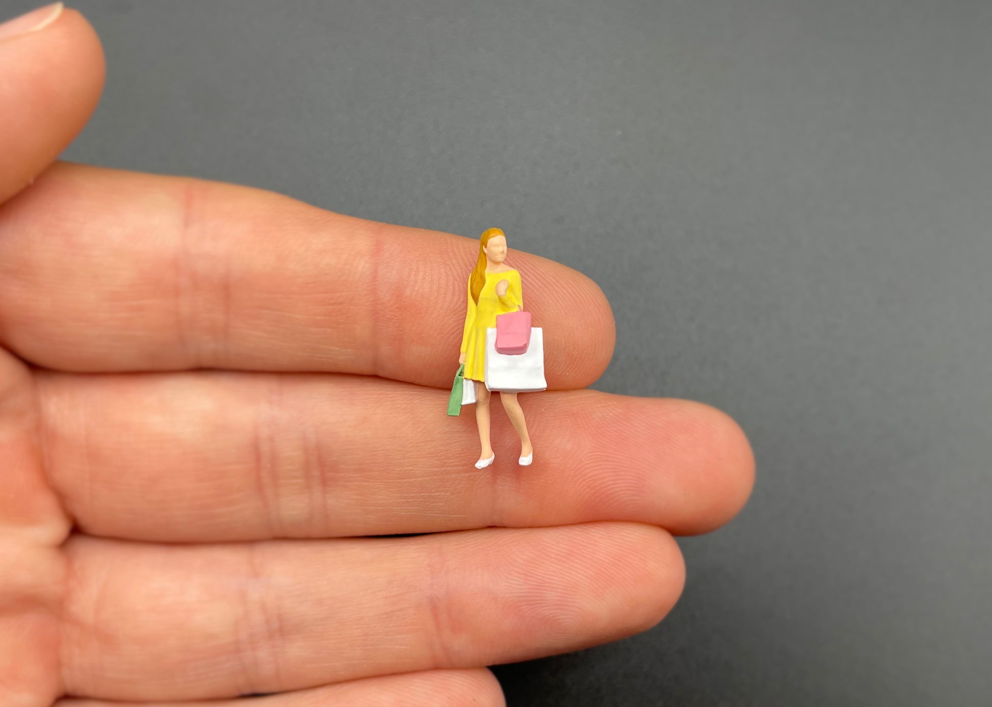 Miniature Couple Shopping Models 1:64 Scale Angle View