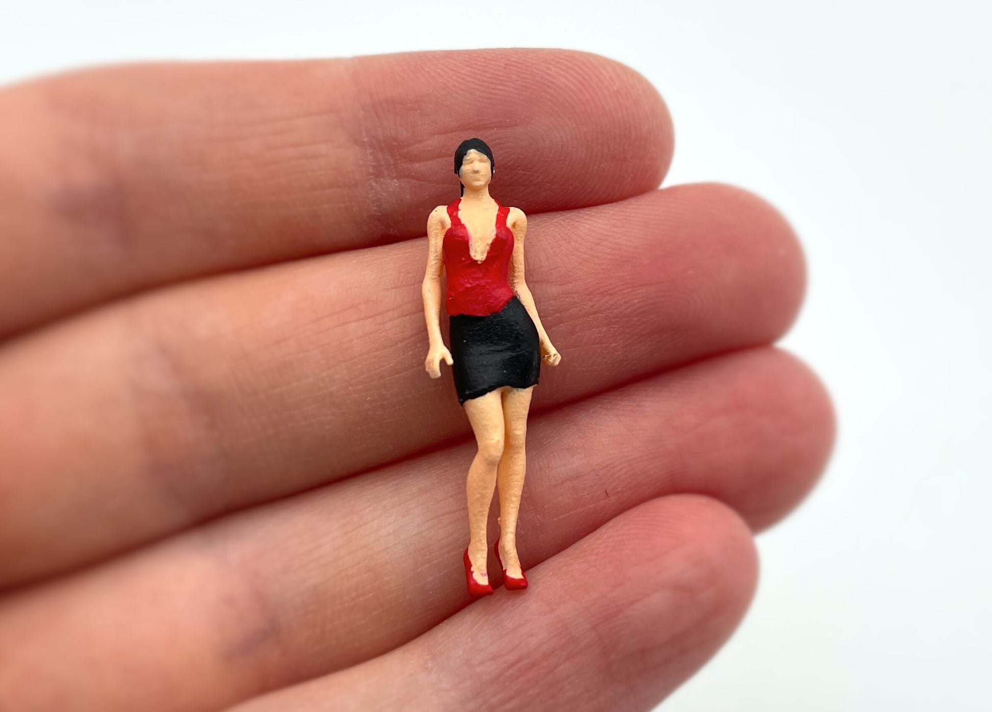 Miniature Female Figures 1:64 Scale Girl Models Side View