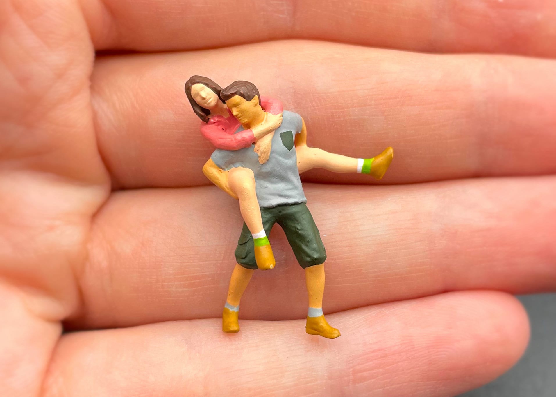 Miniature Happy Couple Figures 1:64 Scale Lovers