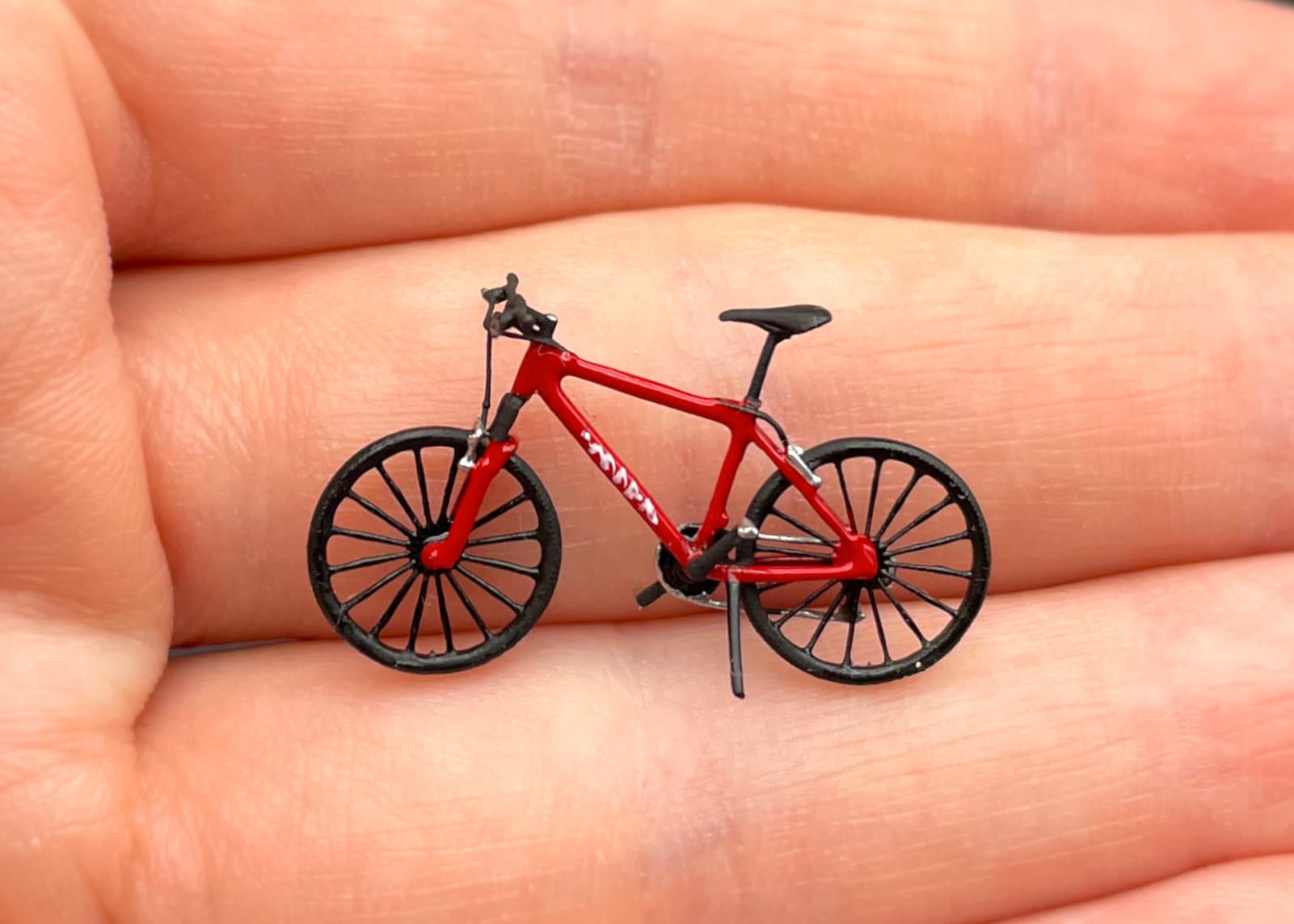 Bicycles and Bike Riders 1:64 Scale Mountain Road Bikes Miniature Figures