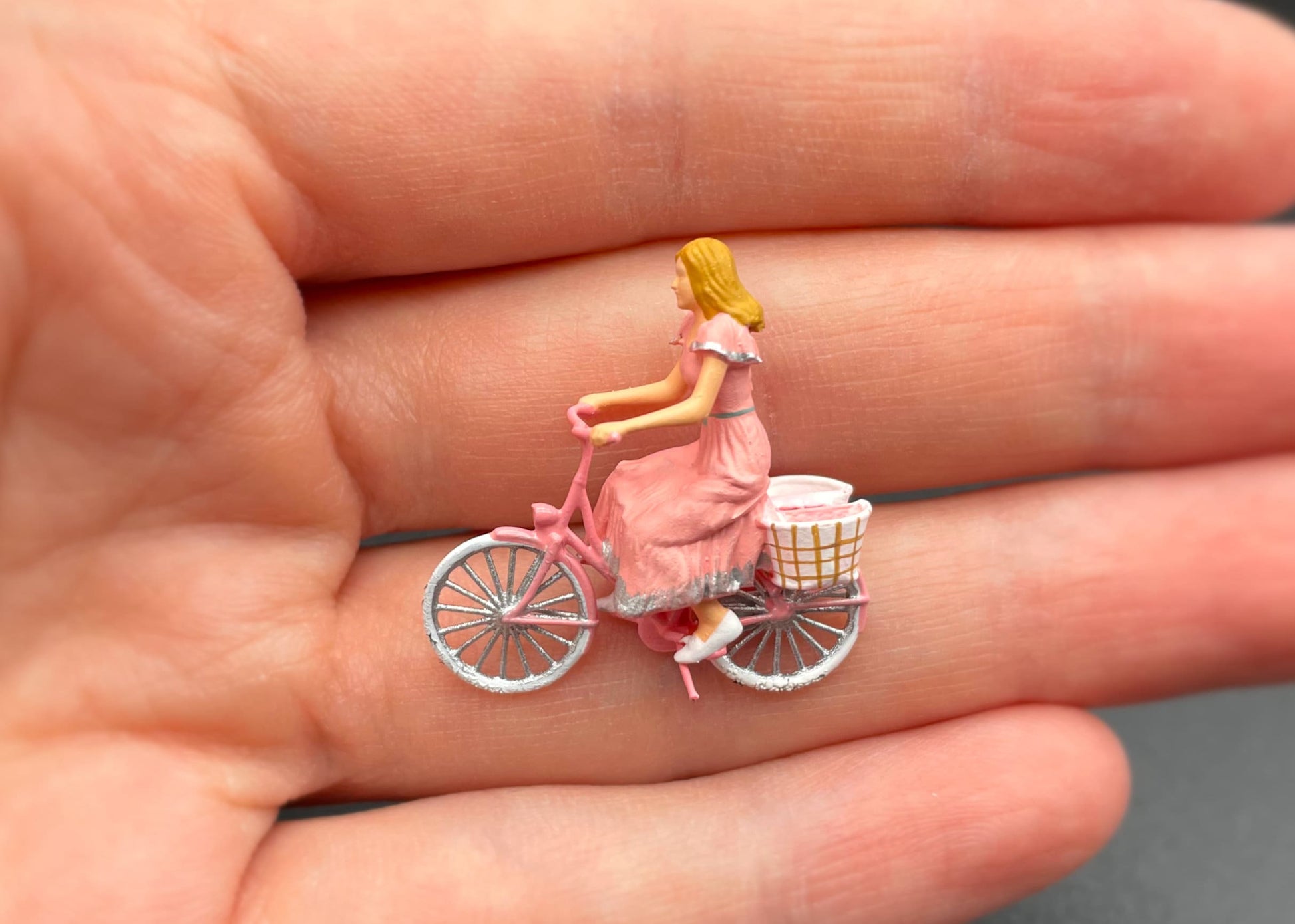 Bicycles and Bike Riders 1:64 Scale Mountain Road Bikes Miniature Figures