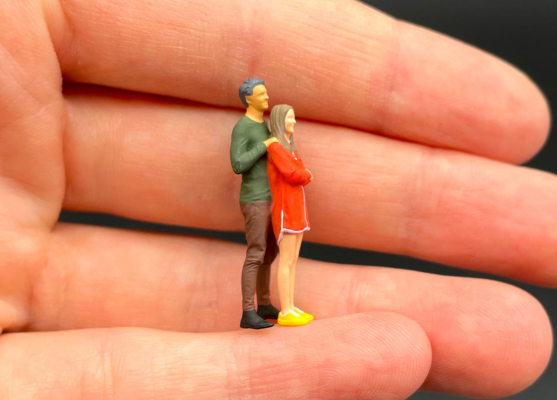 Miniature Happy Couple Figures 1:64 Scale Lovers