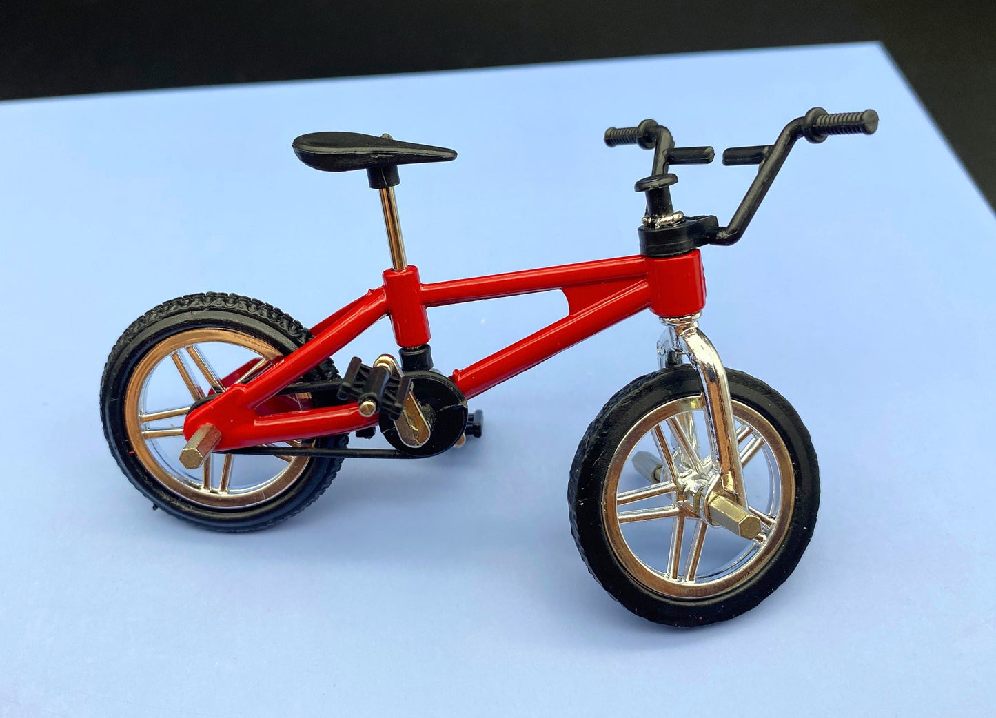 bmx fahrrad zubehör Miniatur-BMX-Fahrrad im Maßstab 1:12, rot. Modell, Puppenhaus-Zubehör – KeppMiniatures