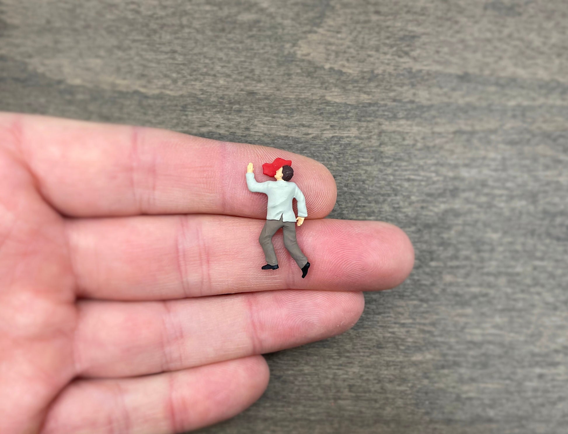 Walking Couples and Injured Man Miniature Figures 1:64 Scale