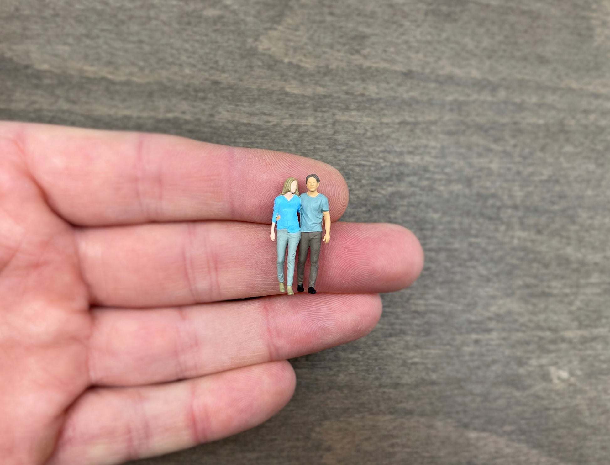 Walking Couples and Injured Man Miniature Figures 1:64 Scale