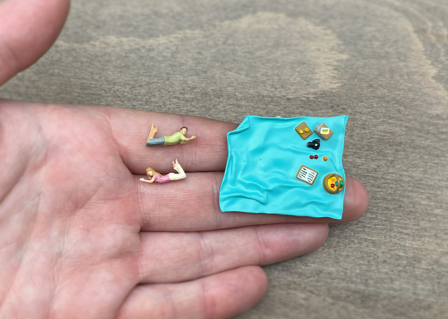 Beach Umbrella / Parasol, Couples with Picnic Blanket. Miniature 1:64 or 1/87 Scale Figures