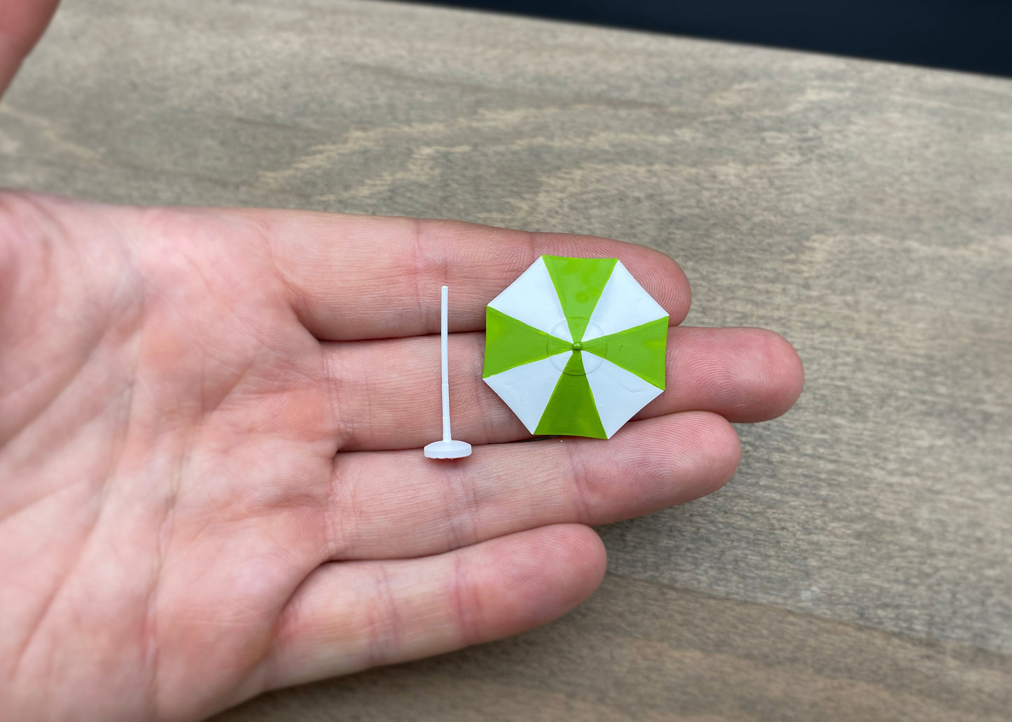 Beach Umbrella / Parasol, Couples with Picnic Blanket. Miniature 1:64 or 1/87 Scale Figures