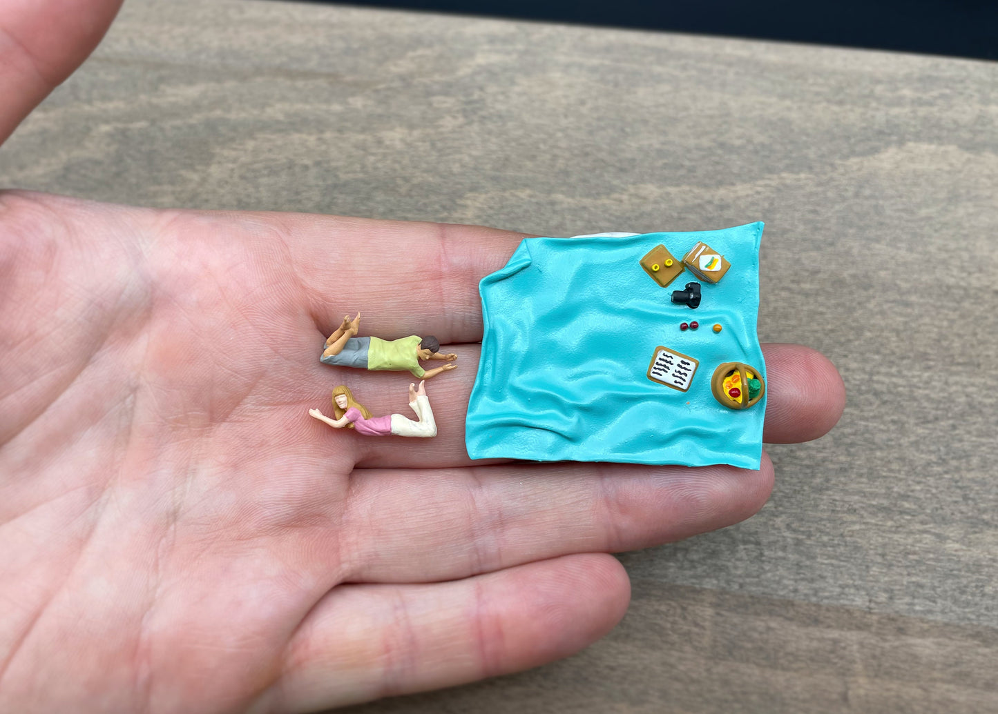 Beach Umbrella / Parasol, Couples with Picnic Blanket. Miniature 1:64 or 1/87 Scale Figures