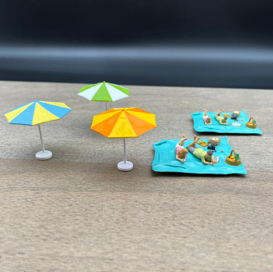Beach Umbrella / Parasol, Couples with Picnic Blanket. Miniature 1:64 or 1/87 Scale Figures