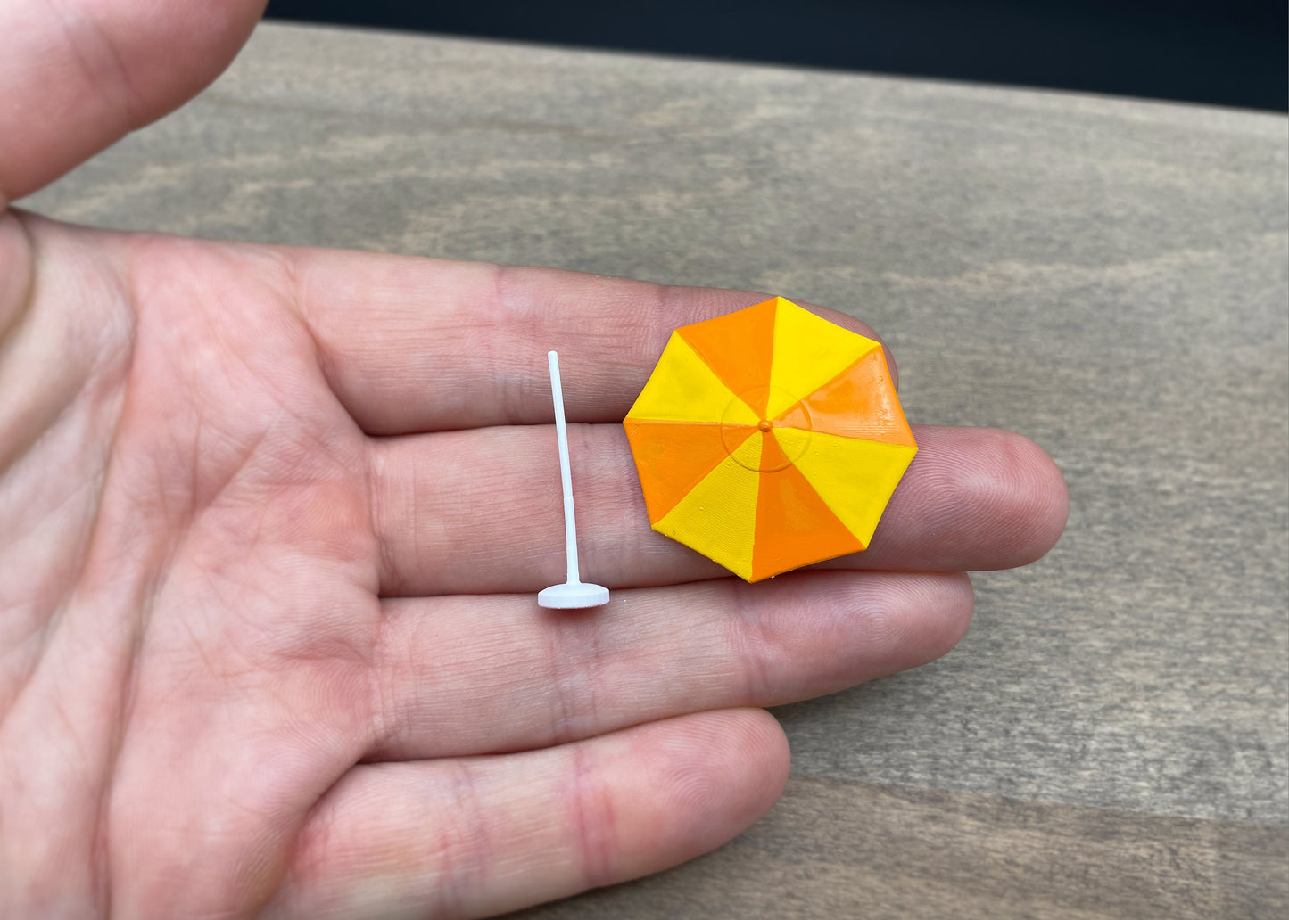 Beach Umbrella / Parasol, Couples with Picnic Blanket. Miniature 1:64 or 1/87 Scale Figures