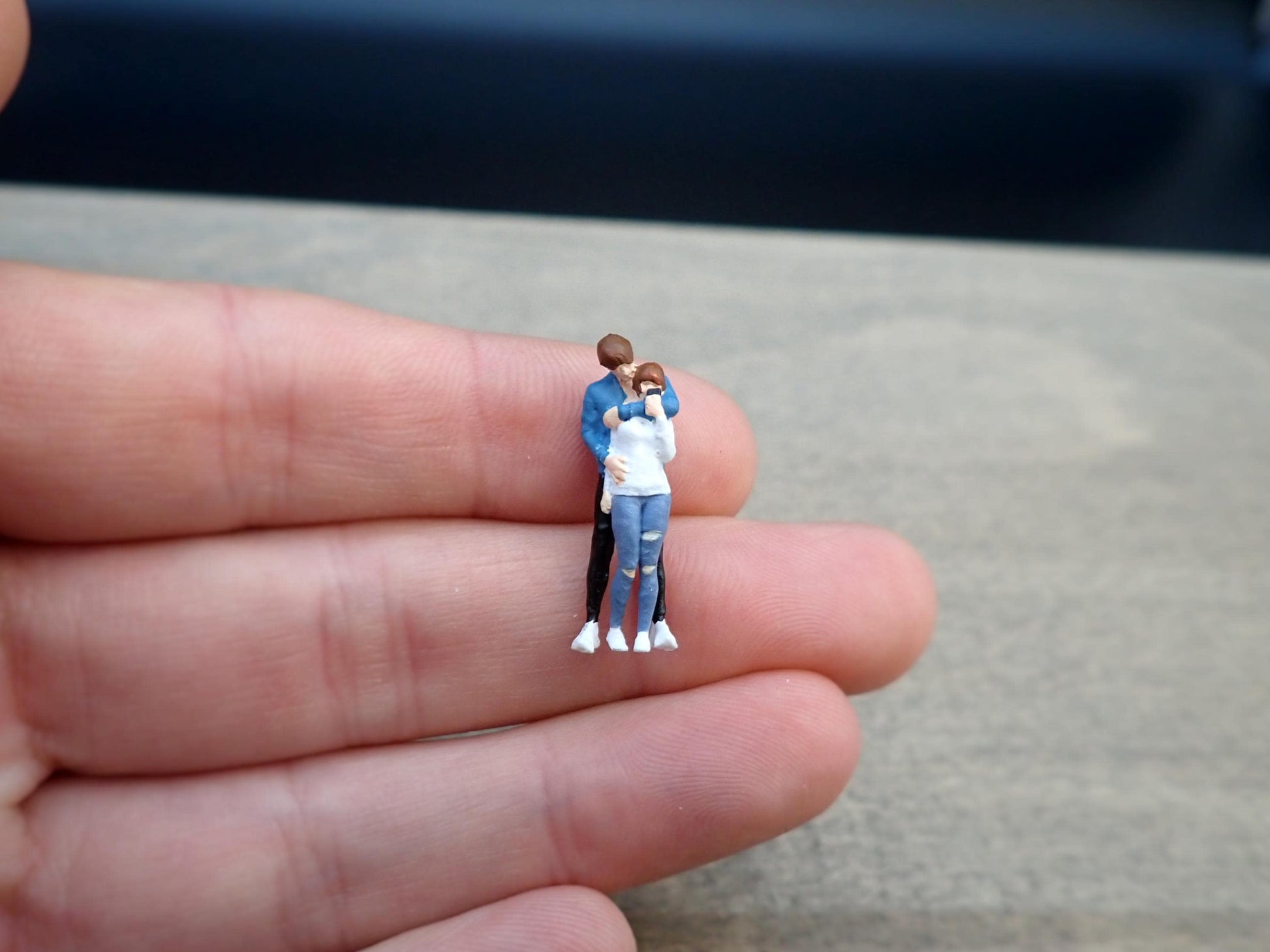 Miniature Embracing Couple 1:64 Scale Romantic Figures