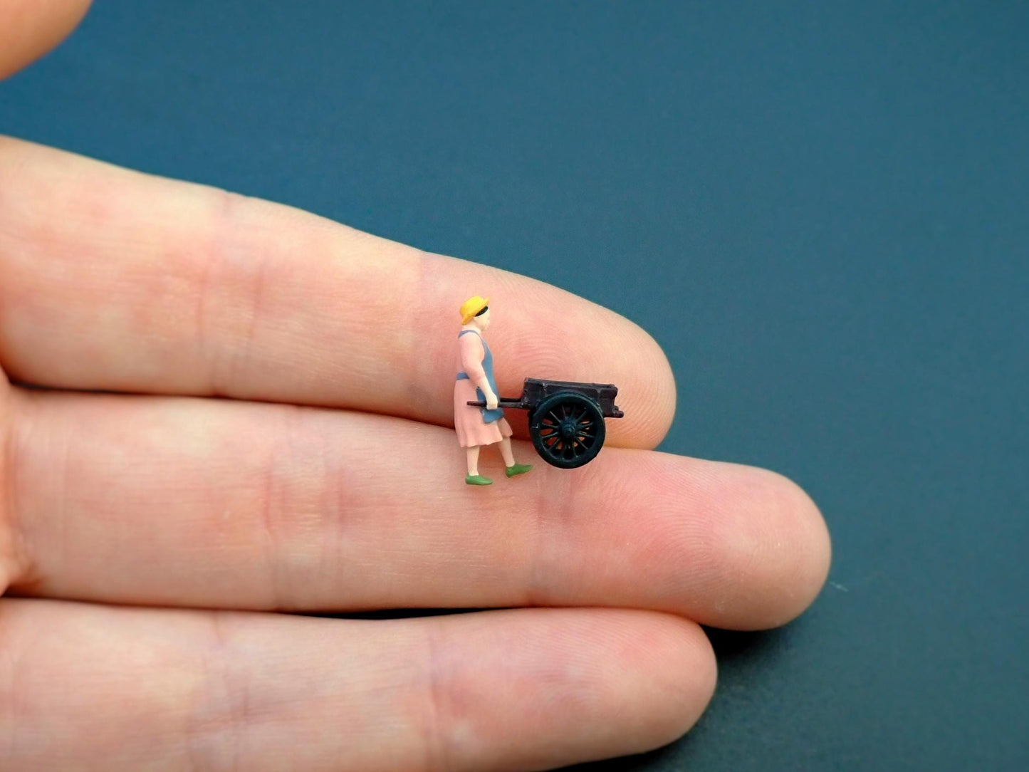 1:87 Scale Miniature Gardeners. Realistic Railway Model Figures