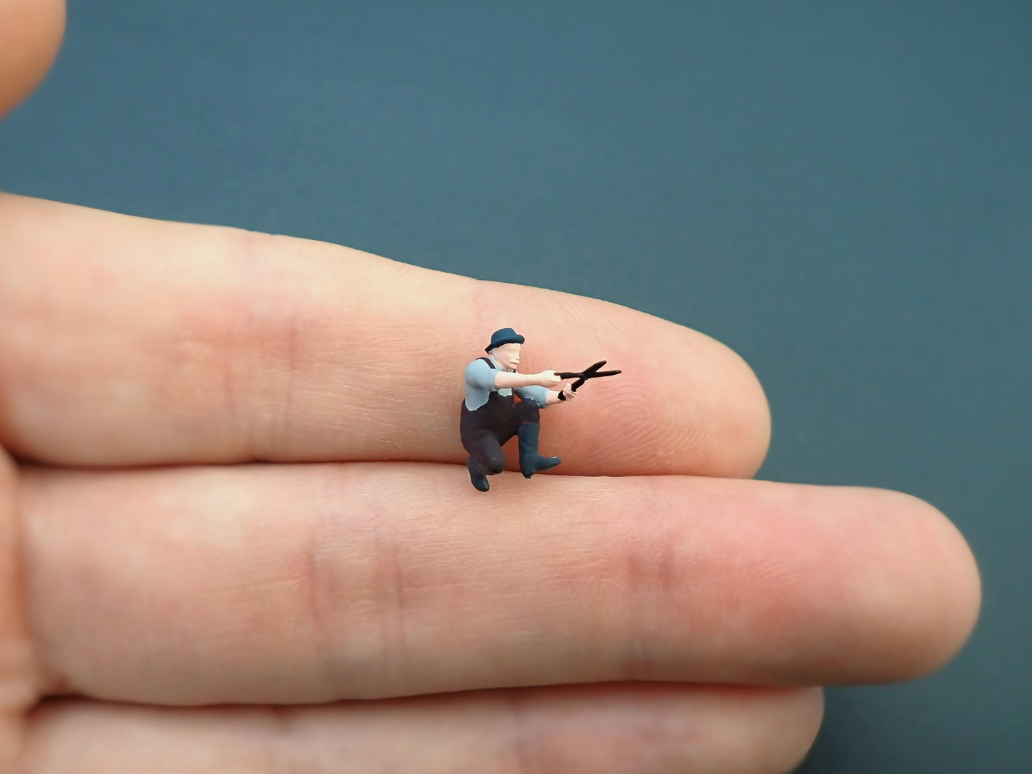 1:87 Scale Miniature Gardeners. Realistic Railway Model Figures