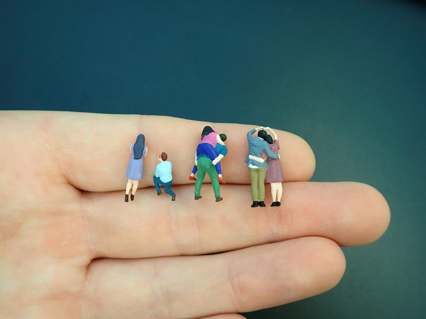 Miniature 1:87 Scale Happy Couples / Lovers.