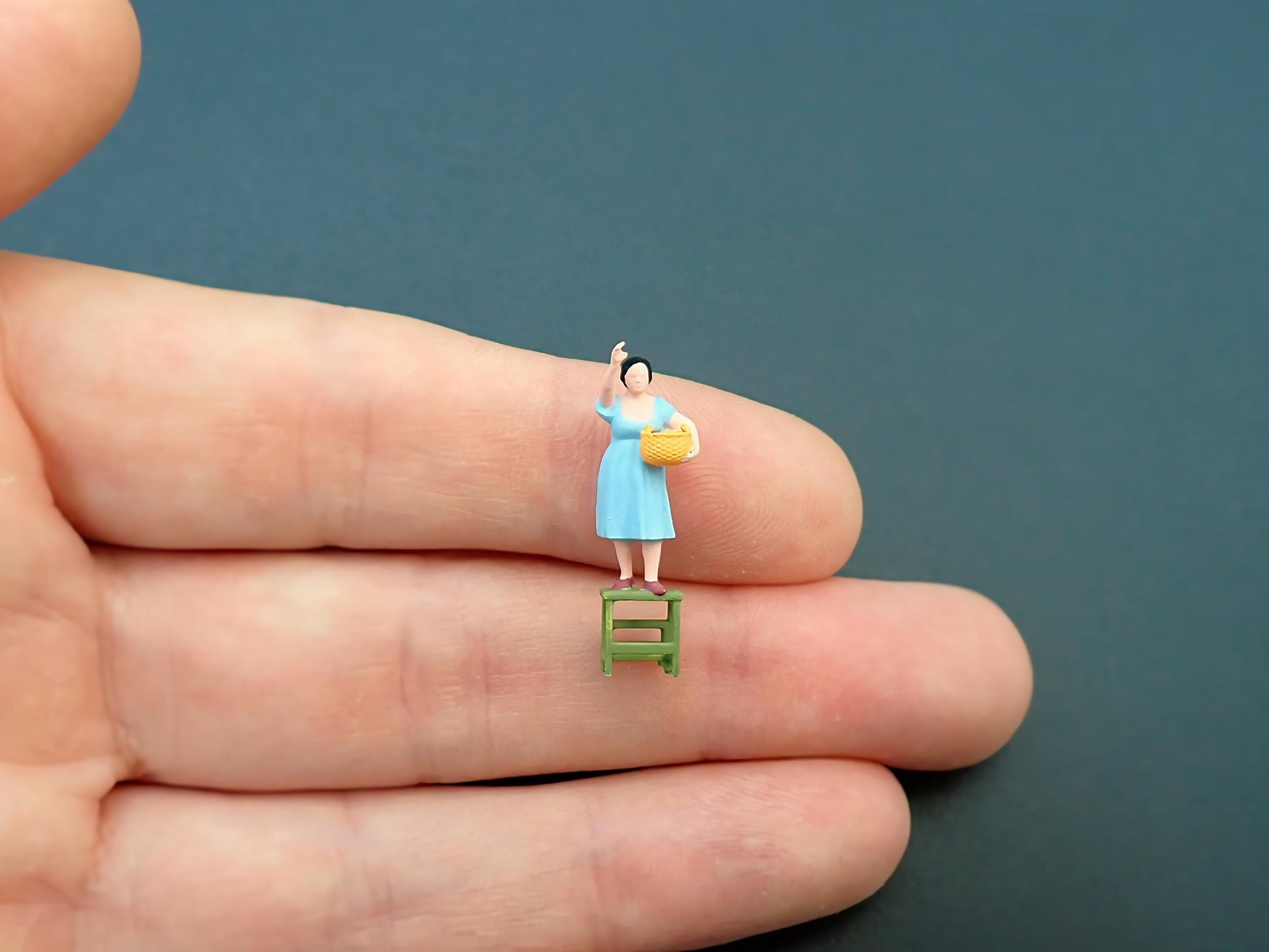 Miniature Gardener 1:87 HO Scale Figure Mowing